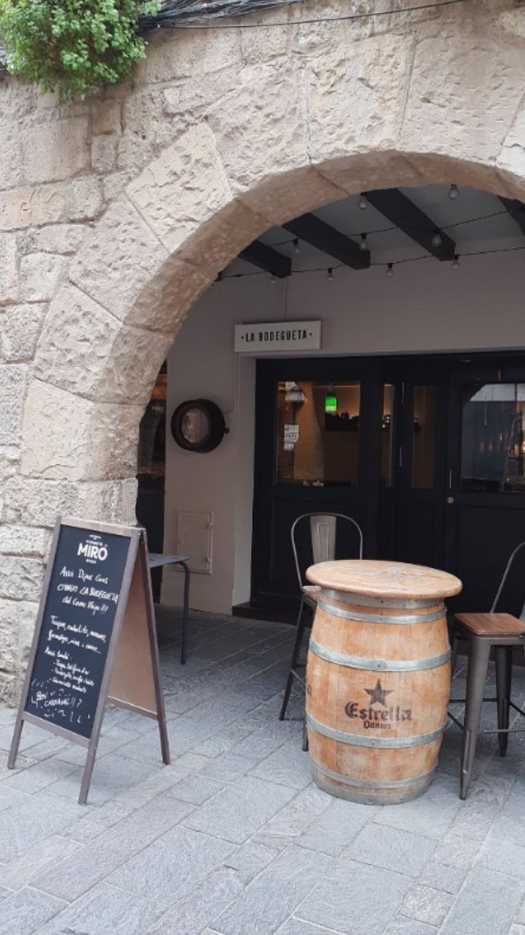Entrada de La Bodegueta sota les arcades
